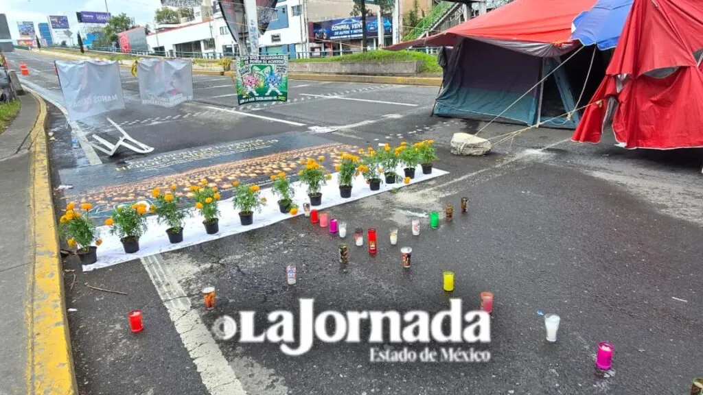 Trabajadores del IMSS en Toluca montan ofrenda en plantón por sindicalistas y víctimas de desabasto