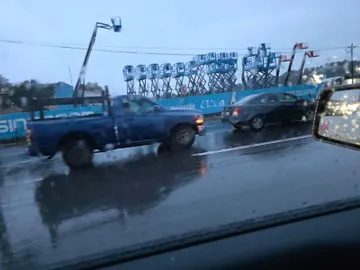 La lluvia ligera y el pavimento mojado también complican la circulación.