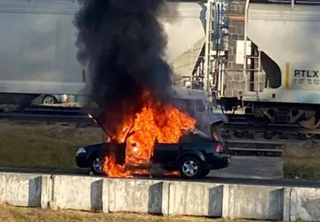 Se incendia auto sobre la México-Toluca en Lerma y provoca caos vial