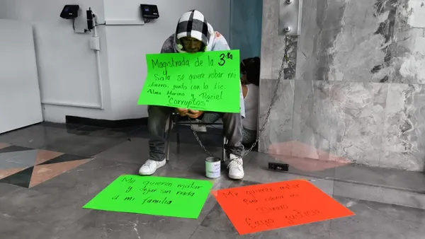 Policía de Tlalnepantla se encadena en el TRIJAEM; exige justicia