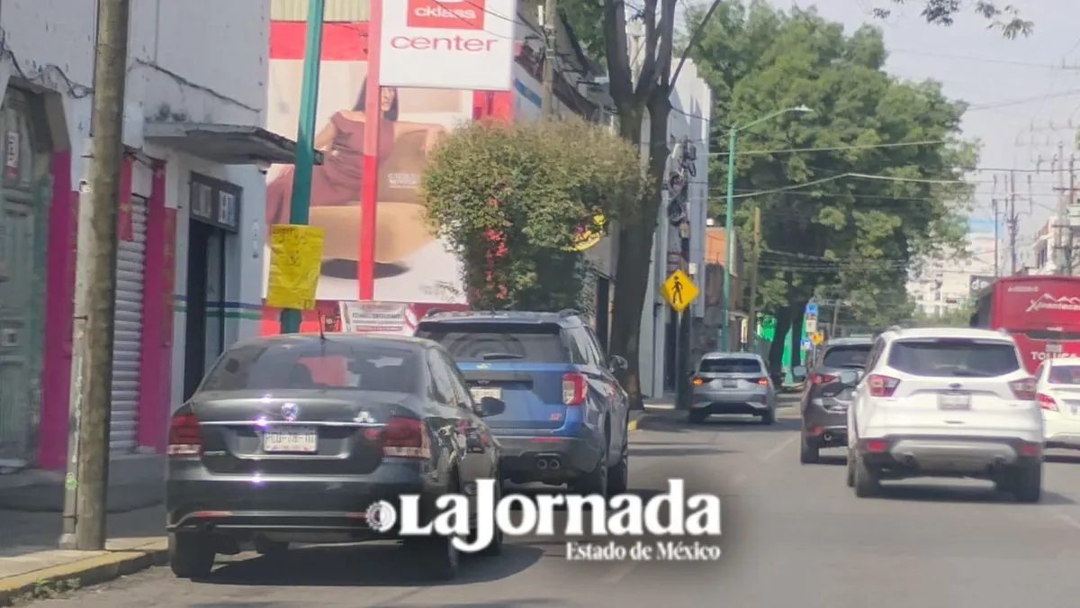 Retiran automóviles estacionados en la calle de Hidalgo, en Toluca