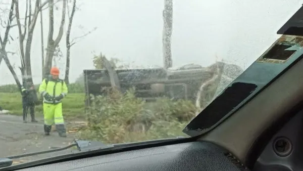 Camioneta vuelca sobre la Toluca-Atlacomulco