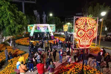 Ofrendas monumentales y senderos de cempasúchil reciben a las ánimas en Ecatepec