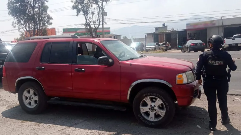 Jilotepec: Detienen a tres posibles implicados por robo de auto y portación de armas