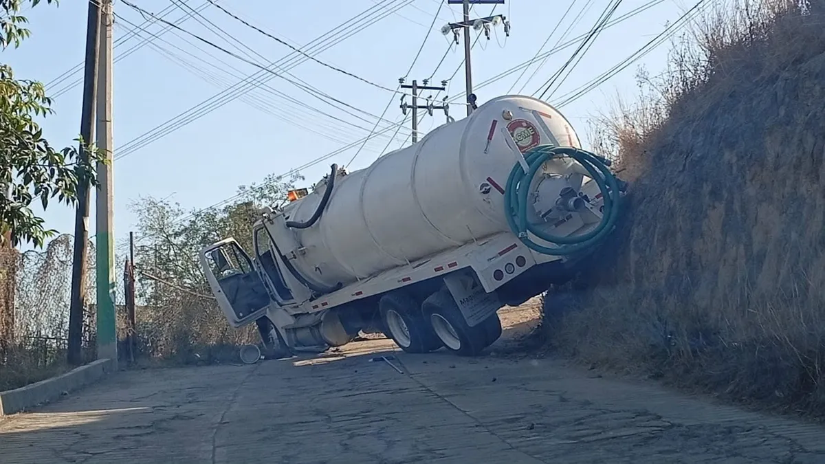 La zona permanece acordonada mientras se realizan las labores correspondientes y el retiro de la unidad.
