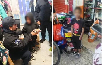 El niño, identificado como Pablo, llegó al lugar acompañado de una mujer que aparentemente era su madre, misma que momentos después lo dejó afuera de un local comercial y posteriormente salió corriendo, sin regresar por él.