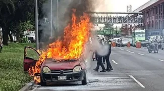 [VIDEO] Auto se incendia sobre la Calzada Ignacio Zaragoza a la altura del Metro Agrícola Oriental 