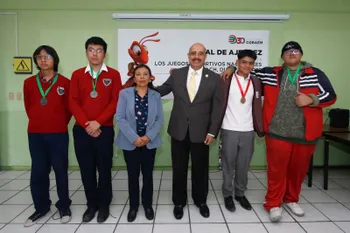 La delegación está integrada por 12 atletas y ocho ajedrecistas de distintos planteles mexiquenses, quienes compiten en pruebas de pista, campo, caminata y ajedrez.