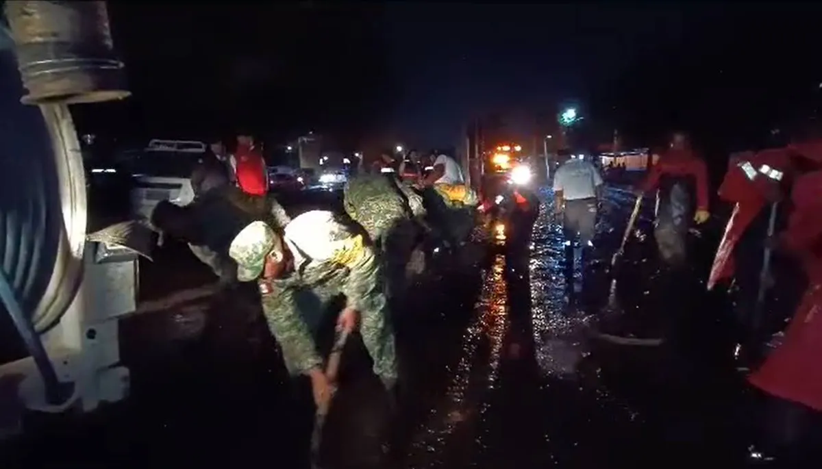 Continúa retiro de lodo en Chalco tras desbordamiento de canal