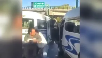 Conductores de transporte público se agarran a golpes en el bulevar Colosio de Pachuca