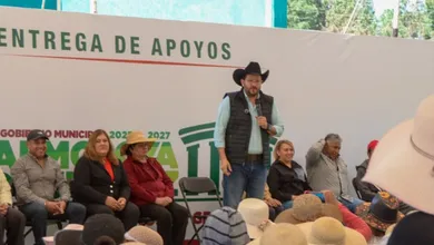Adolfo Gómez entrega 400 tinacos a familias del norte de Almoloya de Juárez