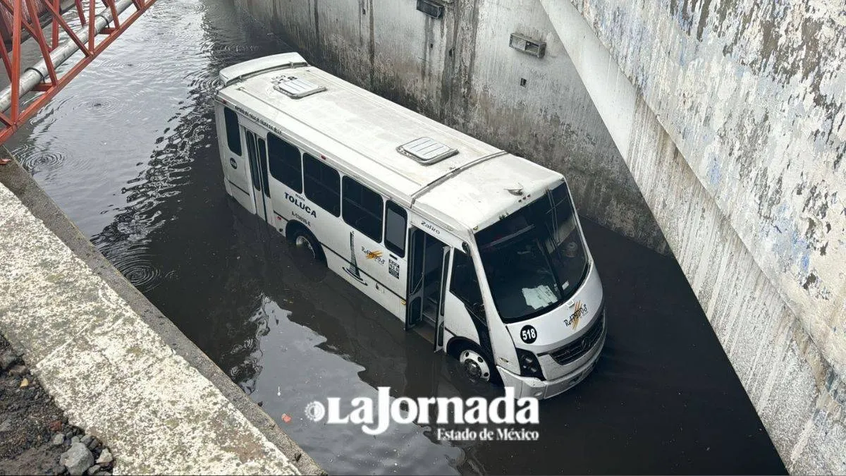Toluca: Autobús quedo varado tras inundación