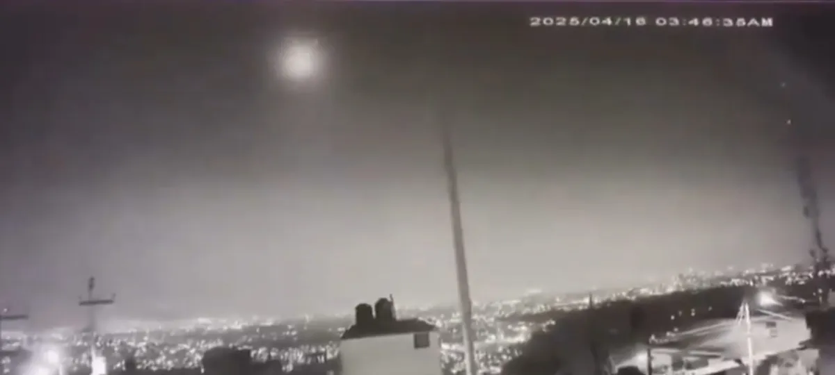 [VIDEO] Meteoro cruza el cielo de México y provoca fuerte estruendo