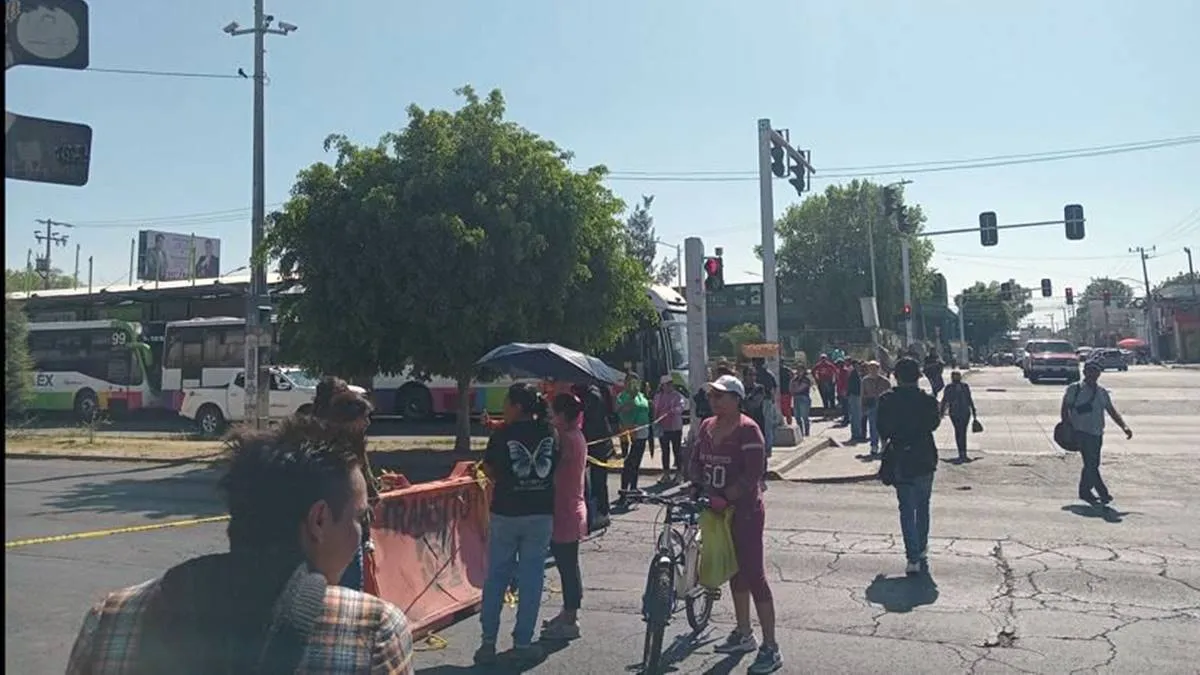 Ecatepec: bloquean Avenida Central para exigir la reparación de fuga agua