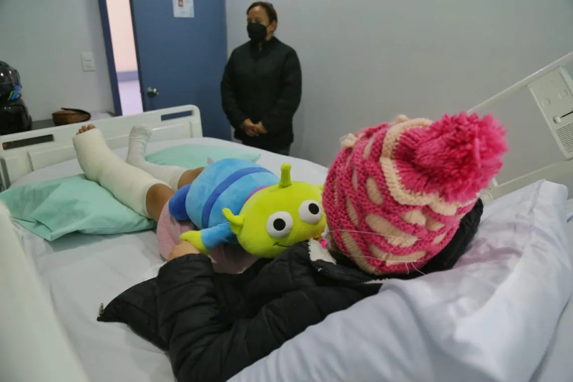Alcalde de Ecatepec paga cirugías a niña arrollada por el Mexibús