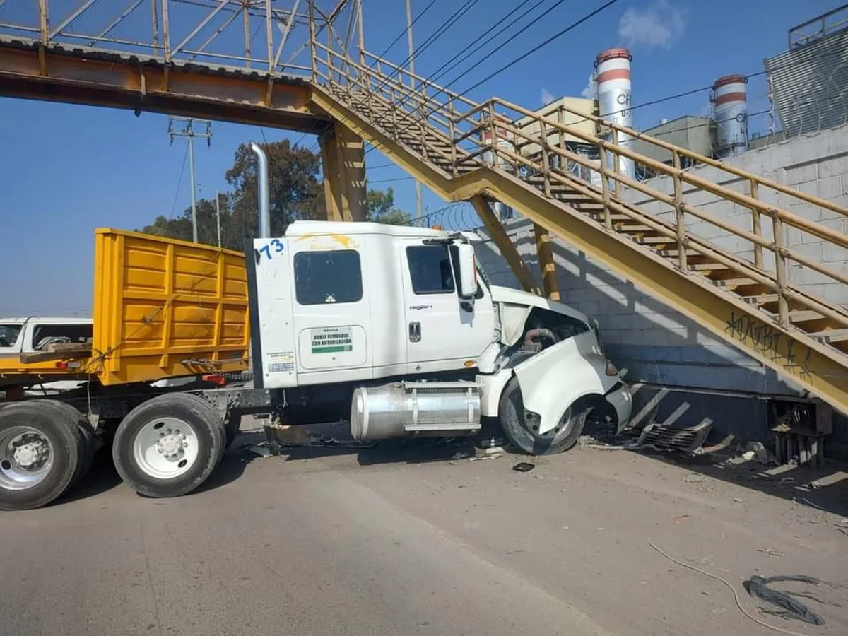 Video: Tráiler invade carril contrario y provoca aparatoso accidente en la Texcoco-Lechería