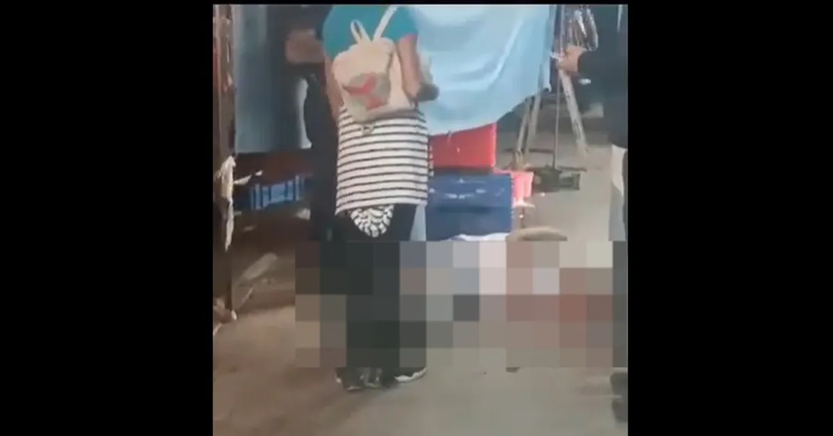 A plena luz del día, en el mercado sobre ruedas que se pone en la calle de Independencia esquina con Nicolás Bravo en la colonia Buenavista en dicho municipio del Estado de México, un sujeto fue atacado con un arma de fuego. Foto: Captura.