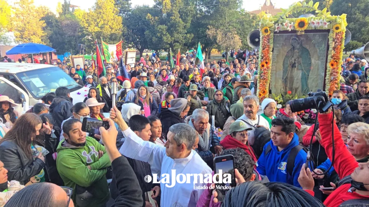 La peregrinación, que suma ya 88 ediciones, convoca cada año a contingentes parroquiales, familias y grupos organizados que avanzan entre cánticos, oraciones y muestras de devoción guadalupana.