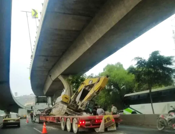 Cuautitlán Izcalli: cae retroexcavadora en la México-Querétaro