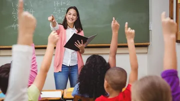 Como este año, este festejo cae en fin de semana, hay quienes se preguntan si el viernes 13 de mayo hay clases.