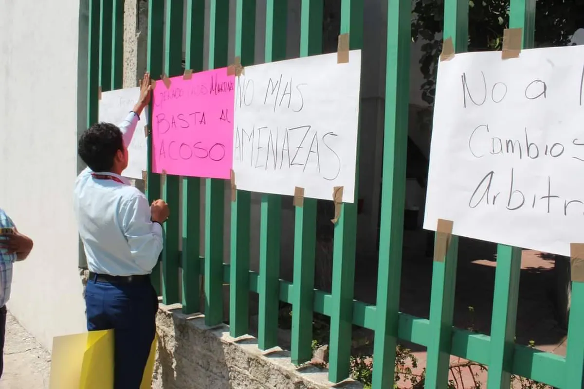 Cumplen cinco días de paro trabajadores de Regularización Sanitaria en Atizapán