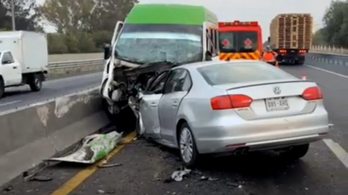 Combi que circulaba en sentido contrario provoca accidente en el Circuito Exterior Mexiquense hoy 30 de marzo