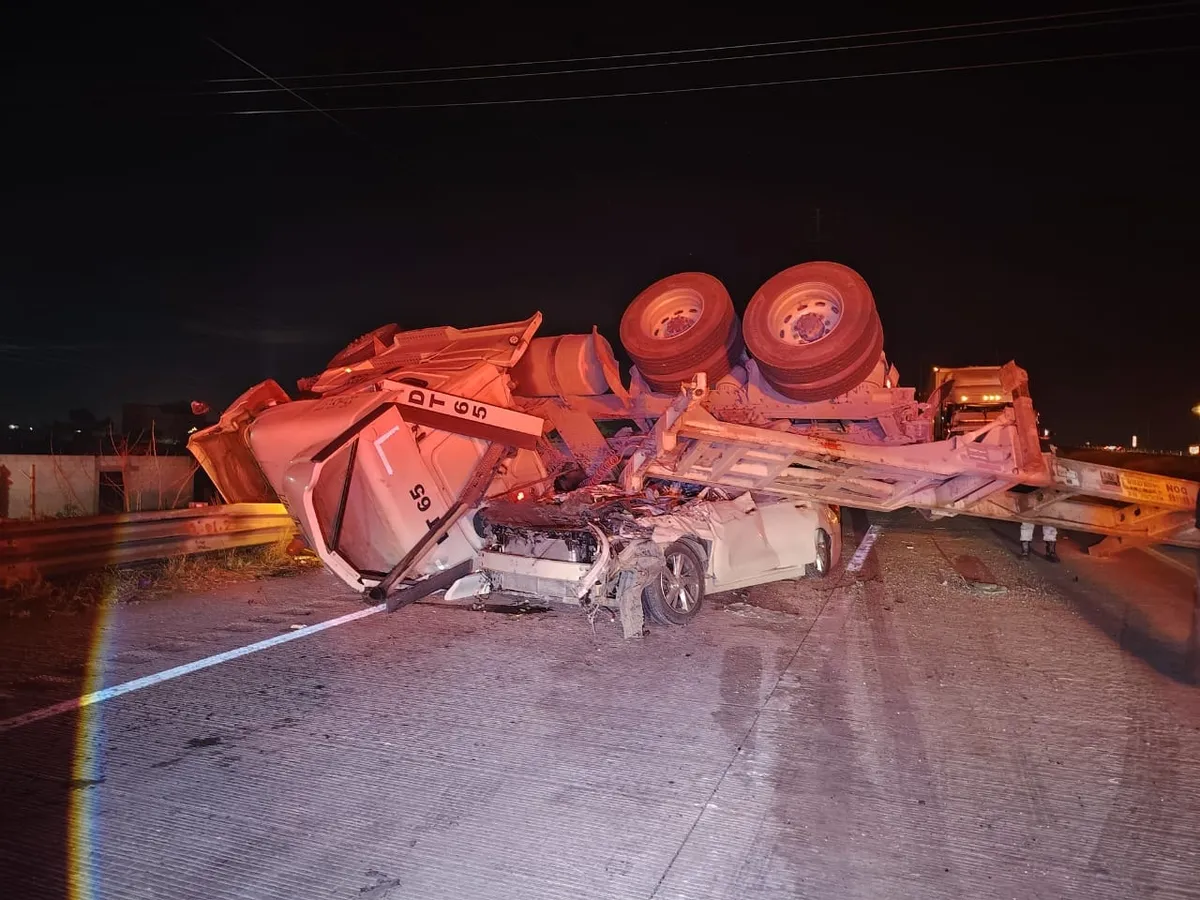 Cierre total del Arco Norte por volcadura de tractocamión