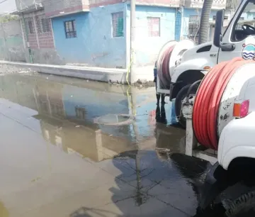 Falta de mantenimiento origina desbordamiento de aguas negras en Chalco