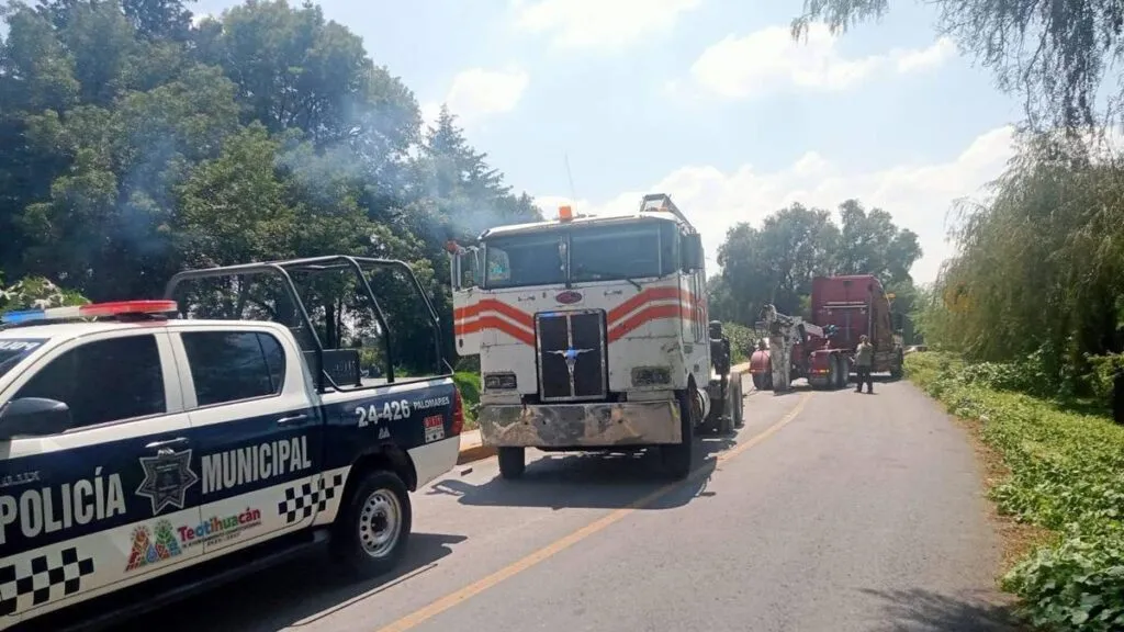 Vuelca tráiler cargado con fierro viejo en río de Teotihuacán