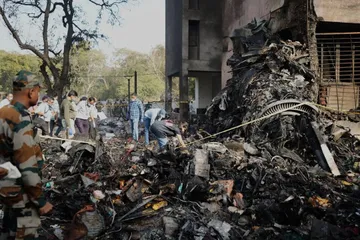 Hallan 204 cadáveres tras accidente de avión en Ahmedabad, India