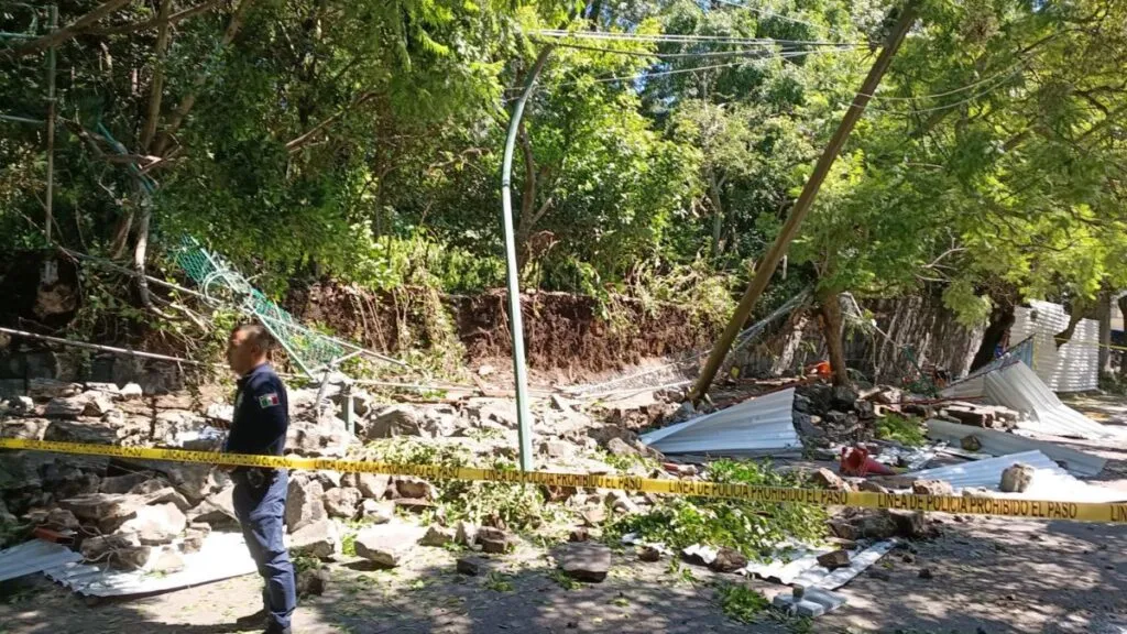 PC de Huixquilucan atiende colapso de barda; hay tres muertos y tres lesionados