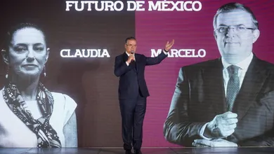 Como ya lo había anunciado el excanciller en sus redes sociales, hoy realizó un anuncio en donde exigió a Morena detener la simulación y tomar medidas ante la guerra sucia entre las corcholatas y respetar la voluntad de la gente. Foto: Captura Twitter Marcelo Ebrard