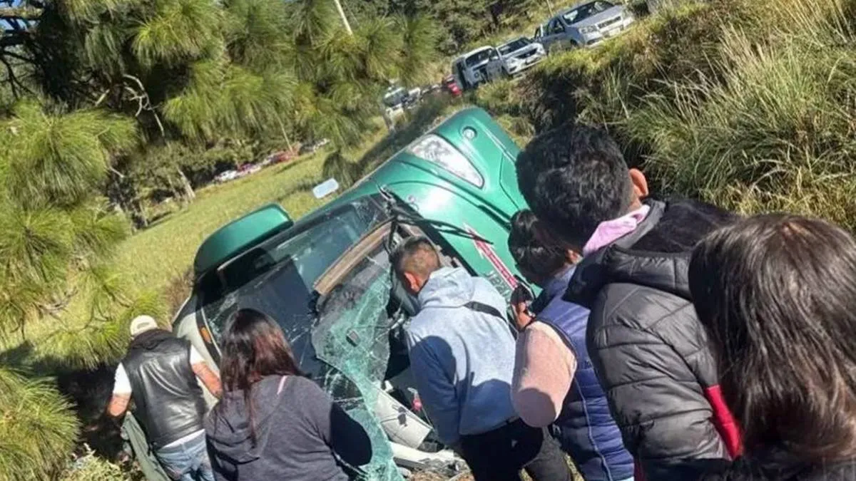 Trasladan a heridos de volcadura de Flecha Roja en Ocuilan