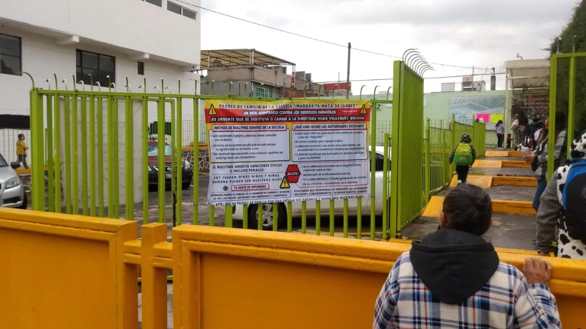 Padres de familia exigen renuncia de directora de Primaria Margarita Maza de Juárez
