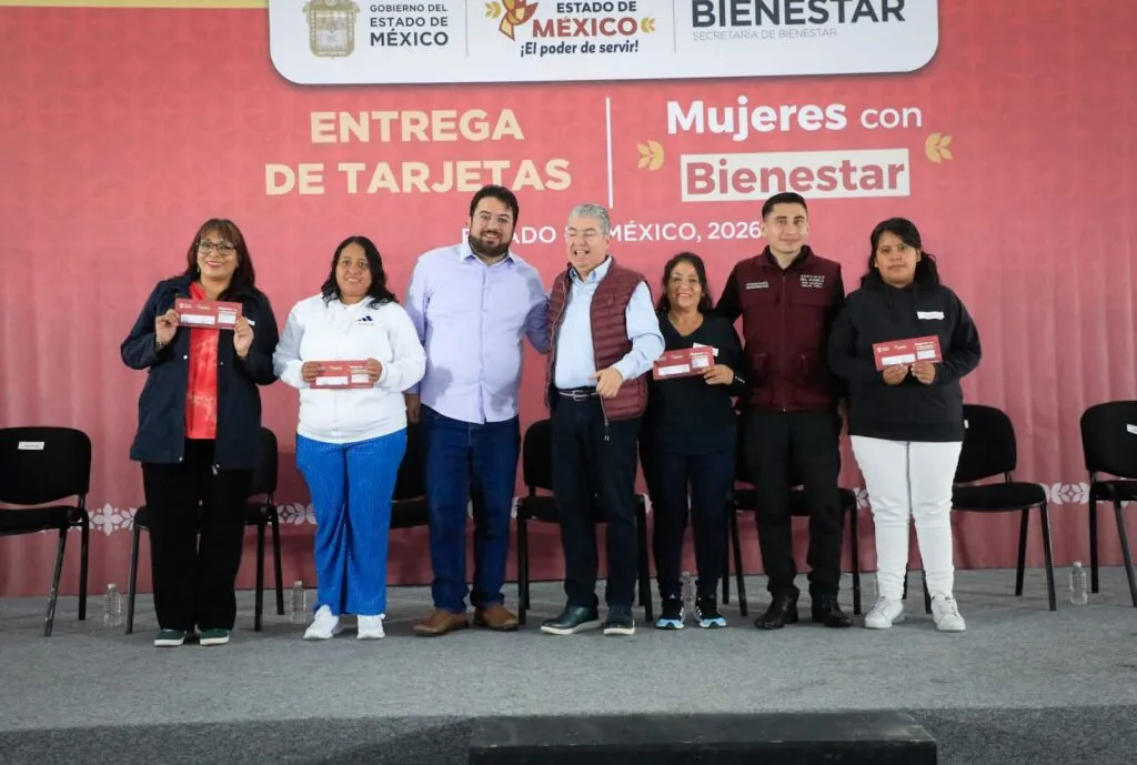 Durante tres días el alcalde Isaac Montoya y el Secretario Juan Carlos González entregaron 15 mil tarjetas de Mujeres con Bienestar