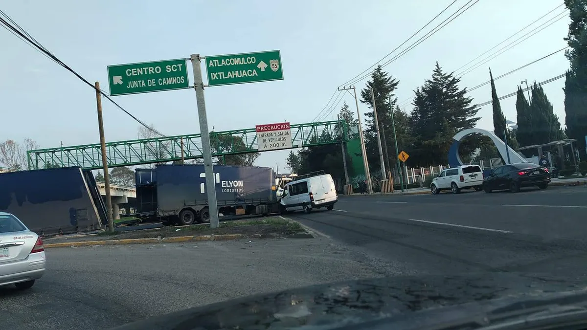 Accidente en la Toluca-Palmillas, camioneta chocó contra un tráiler