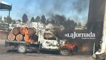 Pobladores queman camioneta de presuntos taladores de árboles en Edomex