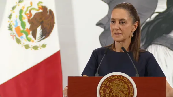 En su conferencia dijo respetar a los maestros por su loable labor de educar pero no habrá por qué golpear reporteros.