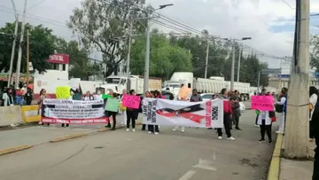 Trabajadores de la UMAA 180 del IMSS realizan bloqueo en Valle de Chalco