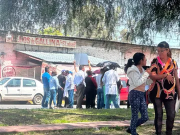 Protesta de trabajadores de IMSS-Bienestar paralizan la México-Texcoco