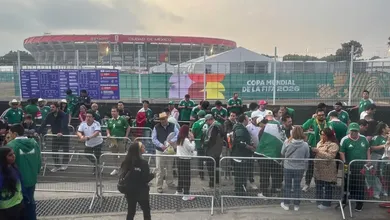 Miles de aficionados tuvieron que llegar desde las 5 de la mañana para sortear el fuerte operativo de seguridad en torno al estadio Ciudad de México. Foto Víctor Camacho