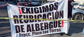 Vecinos muestran su rechazo al albergue migrante.