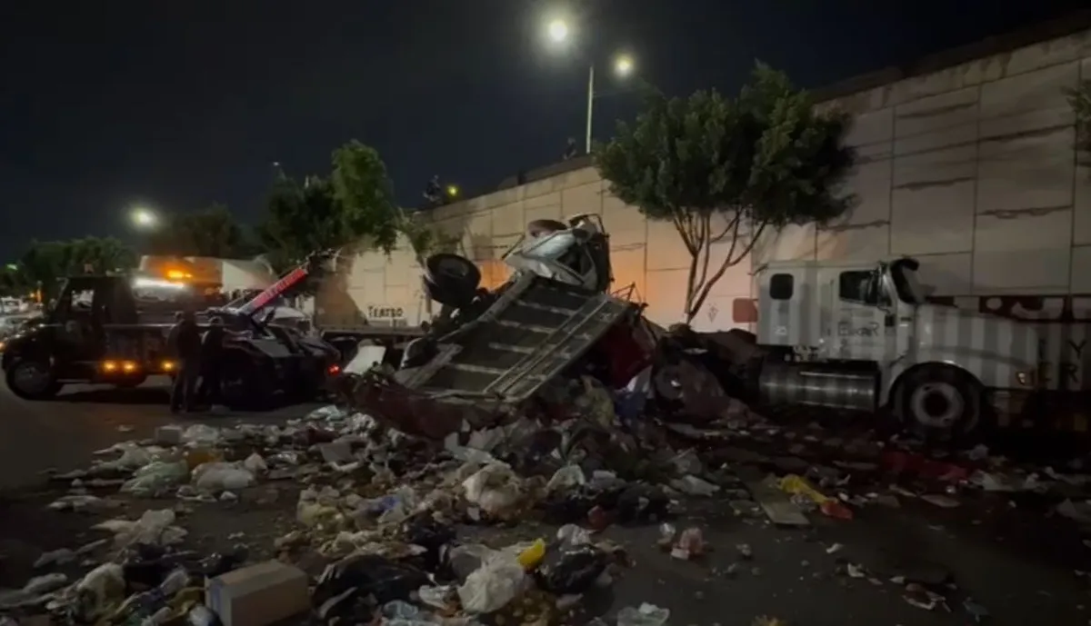 Camión recolector de basura cae de puente vehicular en Ecatepec