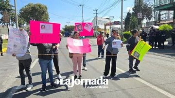 Familiares de Aylin Aquetzali bloquean la López Portillo en Toluca