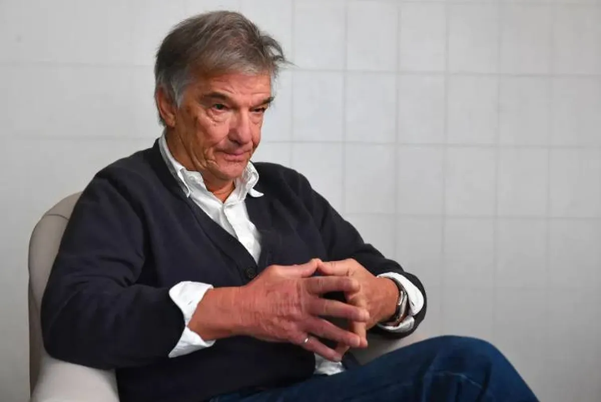 Benoît Jacquot, de 77 años, había sido detenido el lunes para ser interrogado por la policía, al igual que Jacques Doillon, otro reconocido director de cine. Este último fue liberado el martes "por razones médicas" y quedó sin cargos por el momento. Foto: Especial.