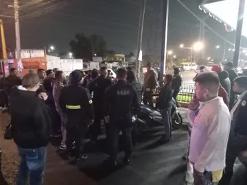 Transportistas protestan con una fogata cerca de una gasolinería en Neza