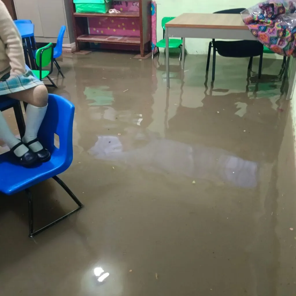 Acolman: 300 niños son rescatados tras inundación en escuela