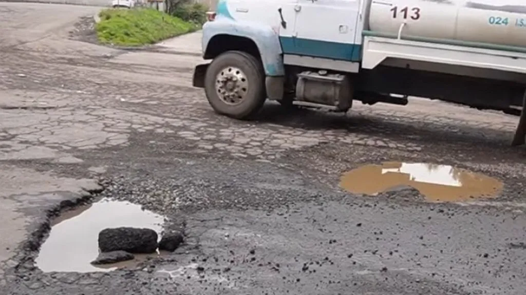 Vecinos reparan calles de Ixtapaluca ante inoperancia del ayuntamiento; contabilizan hasta 25 baches