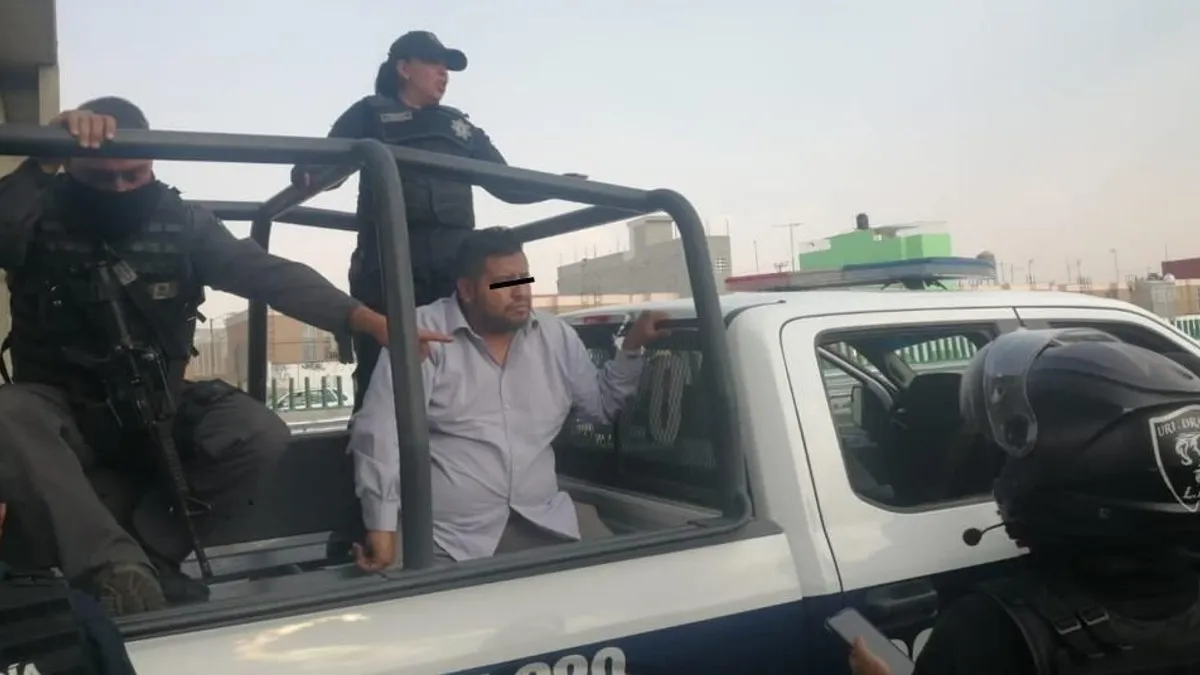 Líder transportista arrastra con su auto a policía de Tecámac