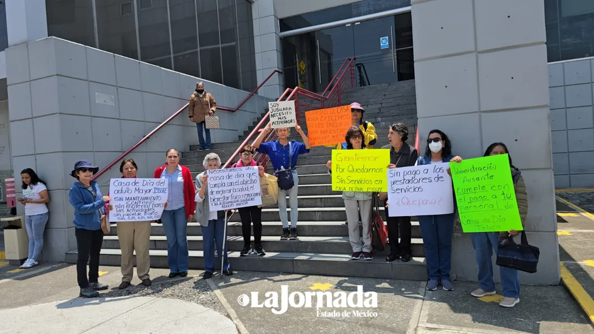 Trabajadores del ISSSTE protestan en Toluca por falta de pagos